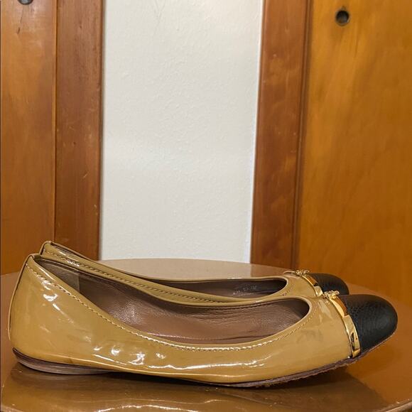 Tory Burch Pacey Ballet Flat Black Tan Patent Leather Cap Toe Gold Logo Preppy - Picture 7 of 11